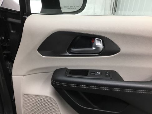 Used 2023 Chrysler Pacifica Touring-L FWD image 20