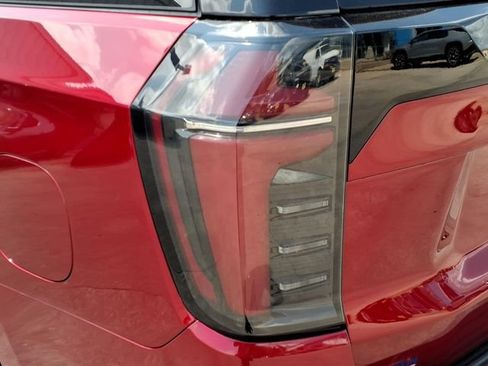 Used 2026 Chevrolet Suburban LT RWD image 10