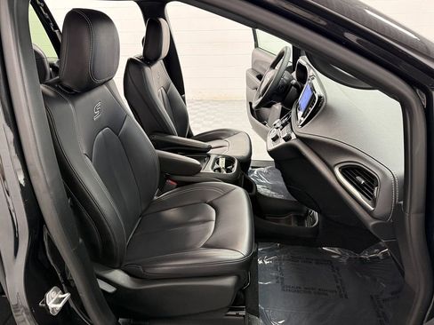 Used 2023 Chrysler Pacifica Touring-L w/ S Appearance Package FWD image 17