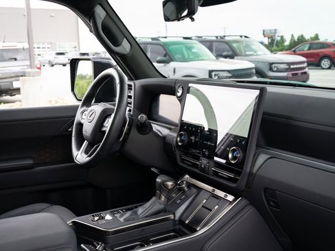 Used 2025 Lexus GX 550 w/ Accessory Package (2T) AWD/4WD image 41