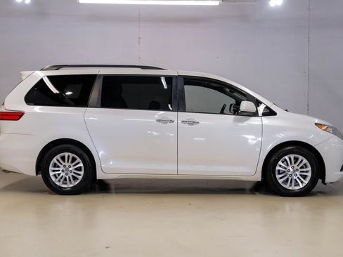 Used 2016 Toyota Sienna XLE w/ XLE Navigation Package FWD image 9