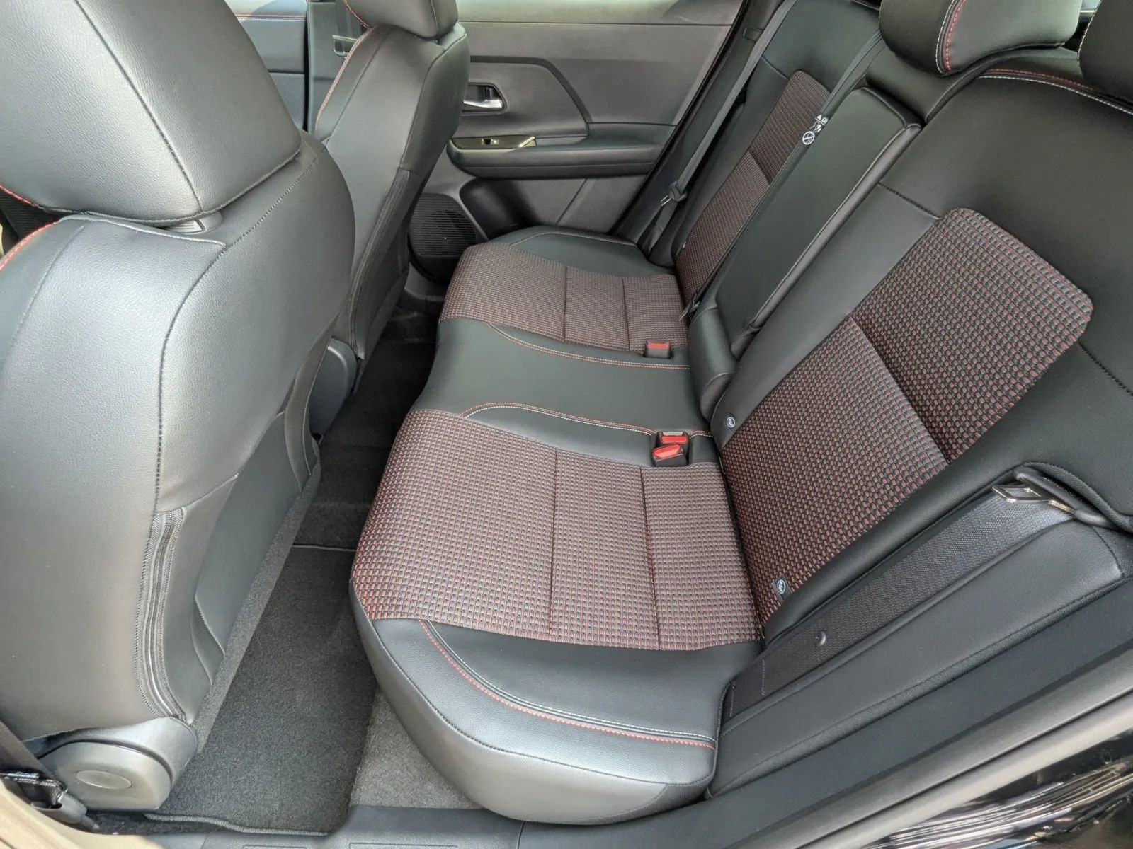 Certified 2026 Nissan Kicks SR FWD image 17