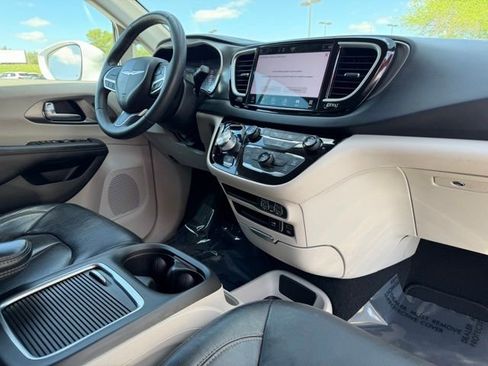 Used 2022 Chrysler Pacifica Touring-L FWD image 10