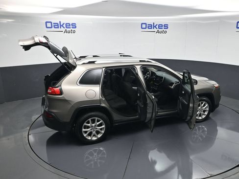 Used 2017 Jeep Cherokee Latitude w/ Cold Weather Group FWD image 54