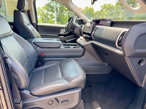 Used 2025 Ford Expedition Active AWD/4WD image 8
