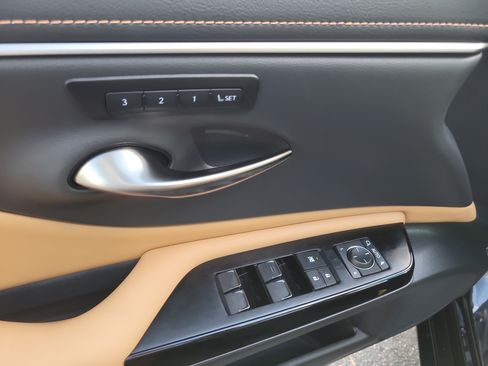 Used 2025 Lexus ES 300h w/ Premium Package FWD image 16