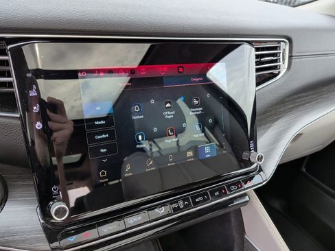 Used 2024 Jeep Wagoneer Series III w/ Premium Group I image 36