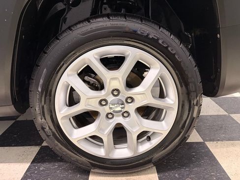 Used 2018 Jeep Renegade Latitude AWD/4WD image 6