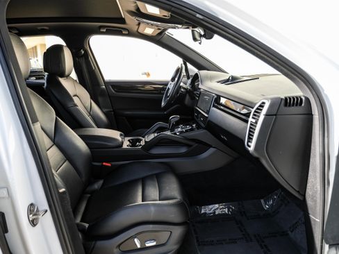 Used 2020 Porsche Cayenne image 32