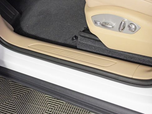 Used 2025 Porsche Macan image 17