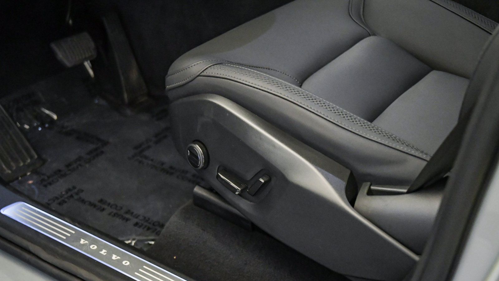Certified 2026 Volvo XC90 B6 Plus AWD/4WD image 28