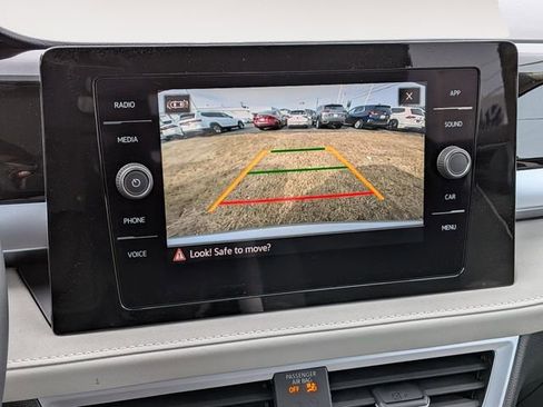 New 2026 Volkswagen Taos SE image 18