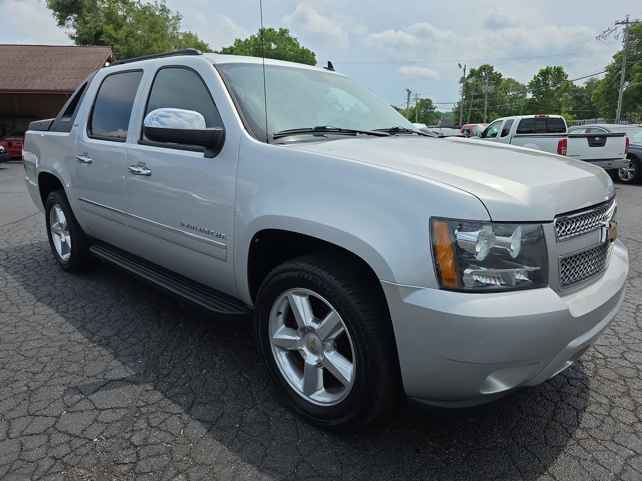 Used 2010 Chevrolet Avalanche LTZ AWD/4WD image 18