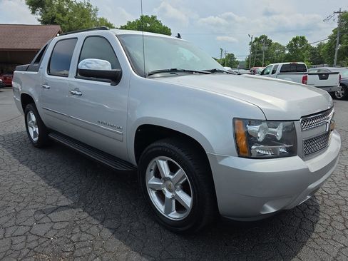 Used 2010 Chevrolet Avalanche LTZ AWD/4WD image 18