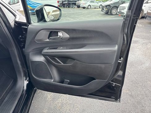 Used 2025 Chrysler Pacifica Select FWD image 33