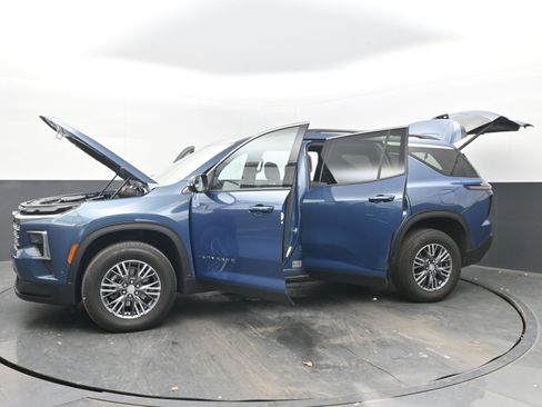 Used 2025 Chevrolet Traverse LT image 43