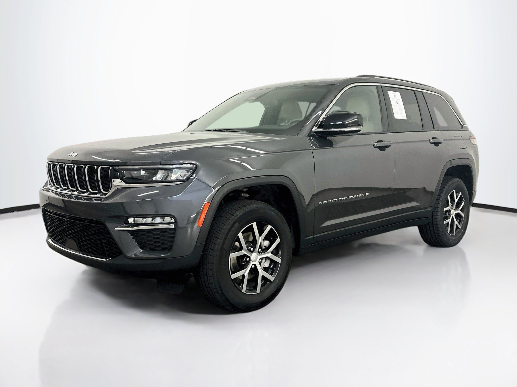 Used 2023 Jeep Grand Cherokee Limited AWD/4WD image 3