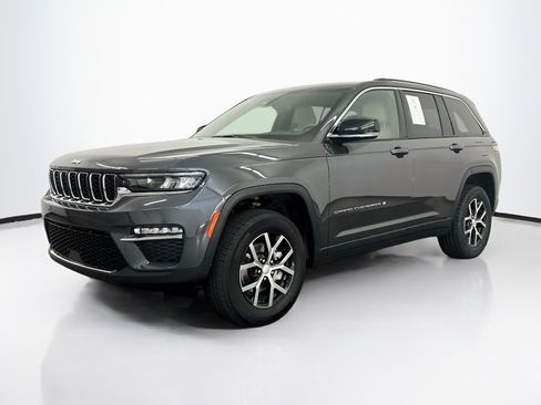 Used 2023 Jeep Grand Cherokee Limited AWD/4WD image 3