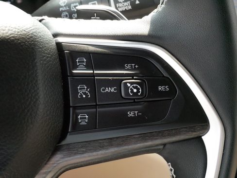 Used 2023 Jeep Grand Cherokee Limited w/ Black Appearance Package AWD/4WD image 25