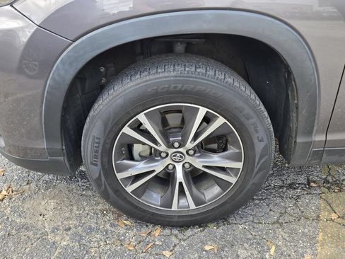Used 2019 Toyota Highlander LE FWD image 5