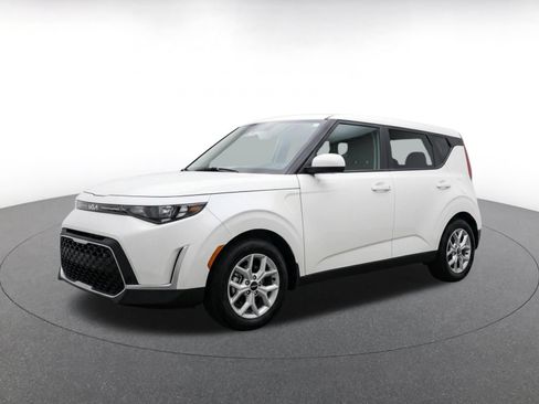 Used 2025 Kia Soul LX w/ LX Technology Package FWD image 3