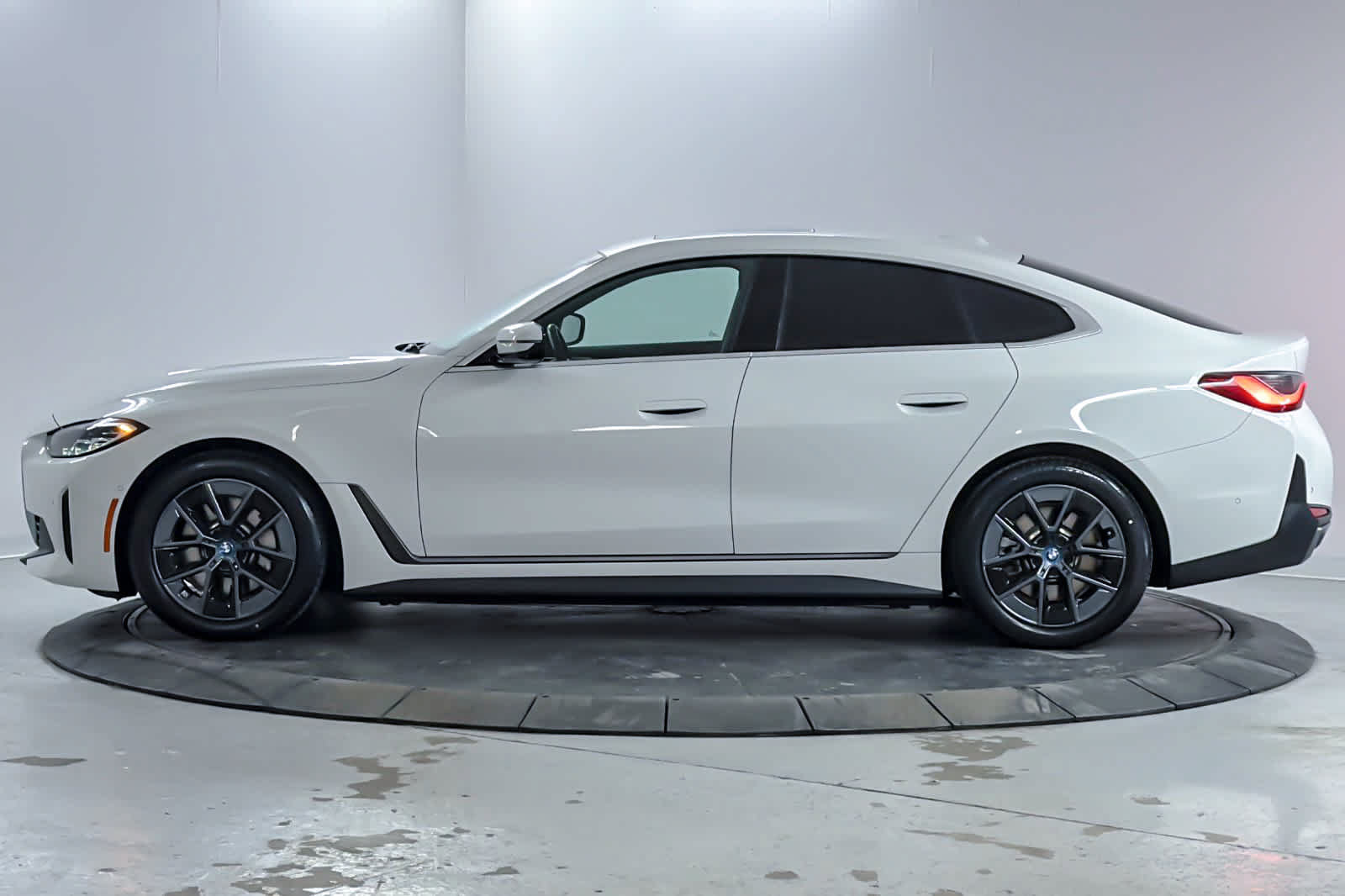 Used 2023 BMW i4 eDrive40 w/ Premium Package RWD image 5