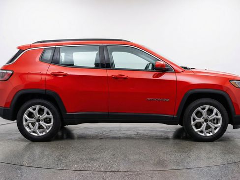 Used 2025 Jeep Compass Latitude image 11