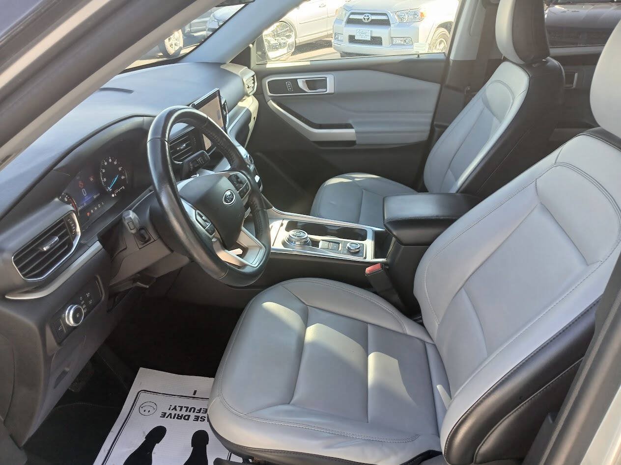 Used 2021 Ford Explorer XLT w/ Equipment Group 202A AWD/4WD image 12