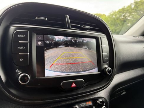 Used 2025 Kia Soul LX w/ LX Technology Package FWD image 22