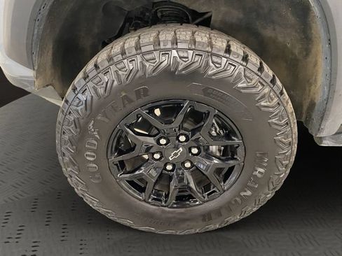 Used 2025 Chevrolet Colorado ZR2 w/ Midnight Edition AWD/4WD image 16