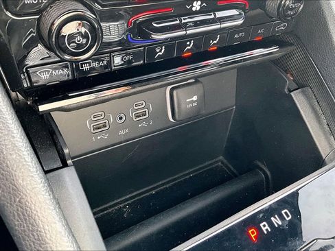 Used 2024 Jeep Grand Cherokee Limited w/ Black Appearance Package image 32