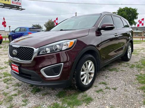 Used 2018 Kia Sorento FWD image 4