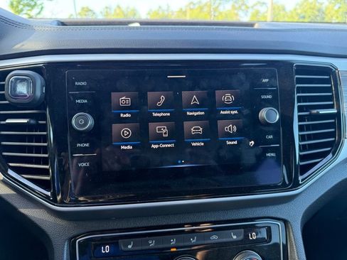 Used 2022 Volkswagen Atlas Cross Sport SE image 25