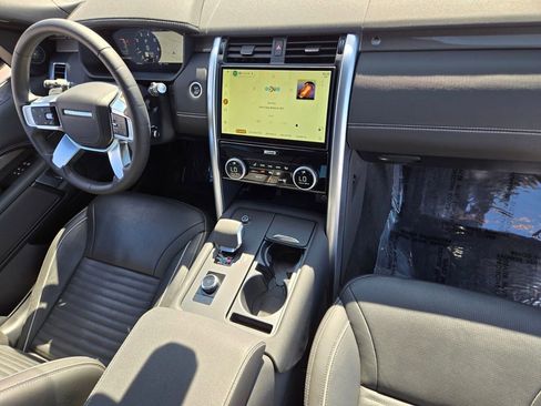 Used 2023 Land Rover Discovery Metropolitan Edition image 17