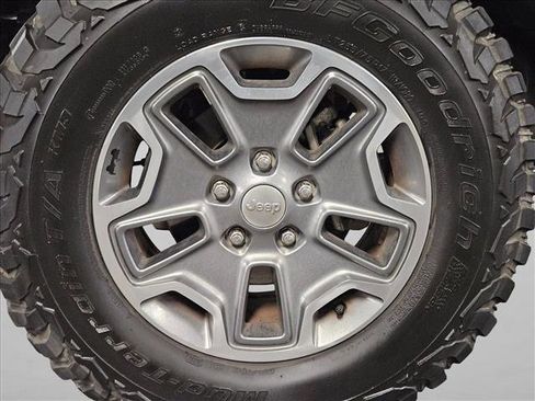 Used 2015 Jeep Wrangler Unlimited Rubicon w/ Connectivity Group image 22