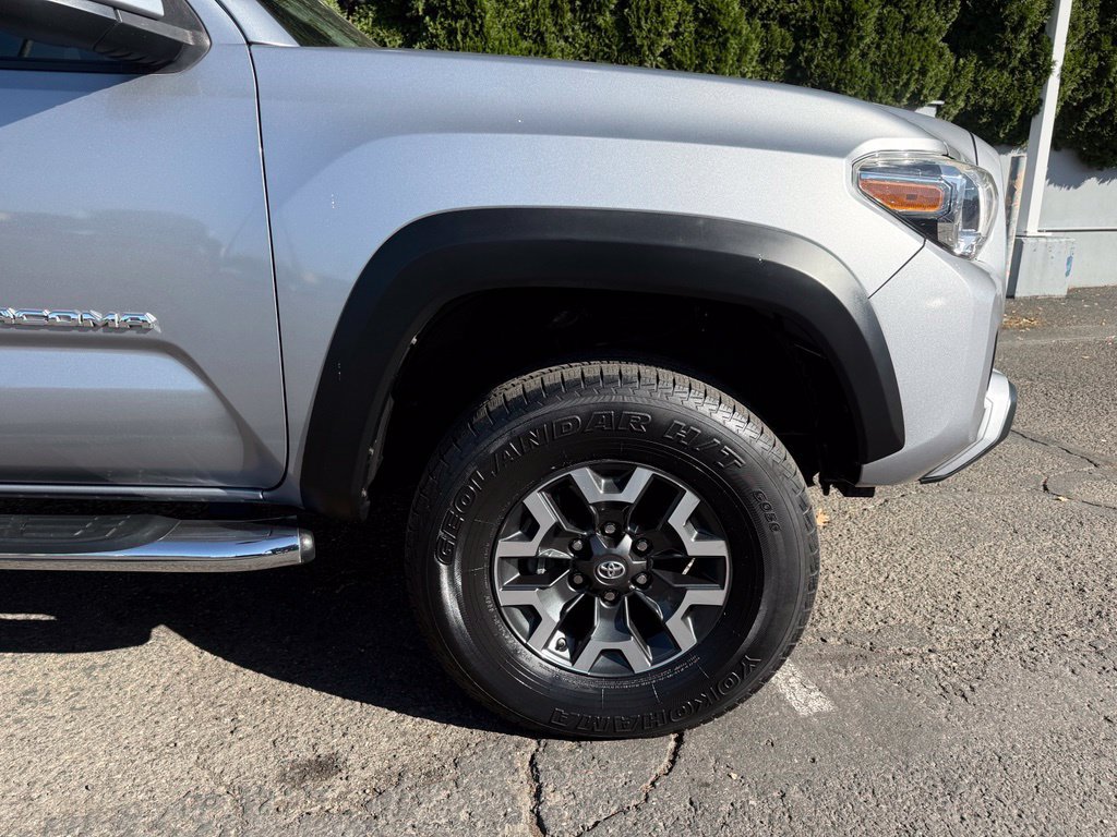 Used 2017 Toyota Tacoma TRD Off-Road w/ Tow Package AWD/4WD image 12