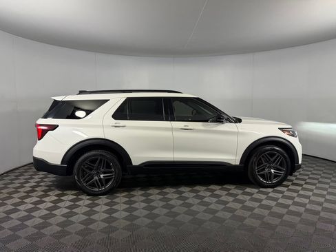 Used 2025 Ford Explorer ST-Line w/ ST-Line Street Pack AWD/4WD image 3