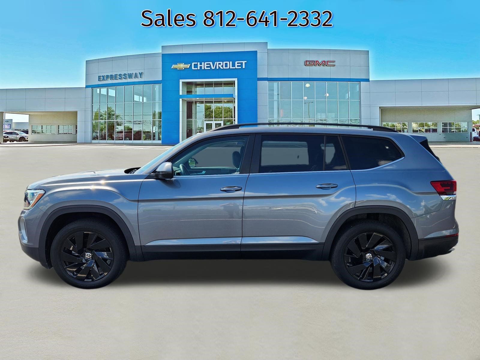 Used 2024 Volkswagen Atlas SE w/ Panoramic Sunroof Package FWD image 4