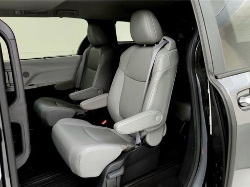 Used 2025 Toyota Sienna XLE w/ XLE Plus Package image 22
