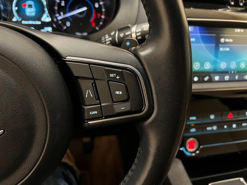 Used 2020 Jaguar F-PACE Premium image 19