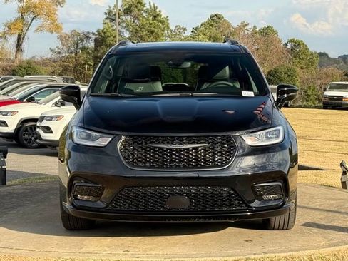 Used 2025 Chrysler Pacifica Limited image 2