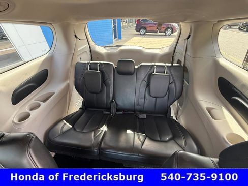 Used 2023 Chrysler Pacifica Touring-L image 33
