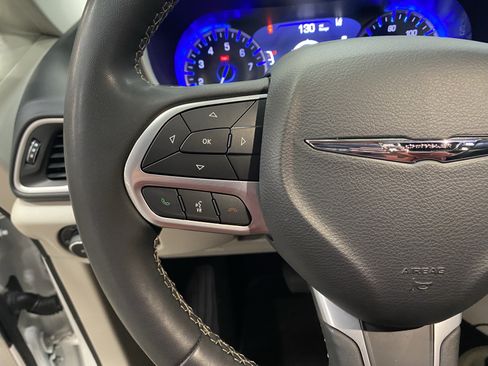 Used 2023 Chrysler Pacifica Touring-L FWD image 21