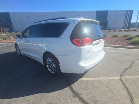 Used 2017 Chrysler Pacifica Limited FWD image 5
