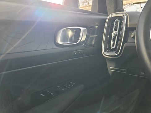 Used 2023 Volvo XC40 Recharge Ultimate image 34