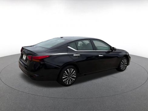 Used 2025 Nissan Altima 2.5 SV FWD image 15