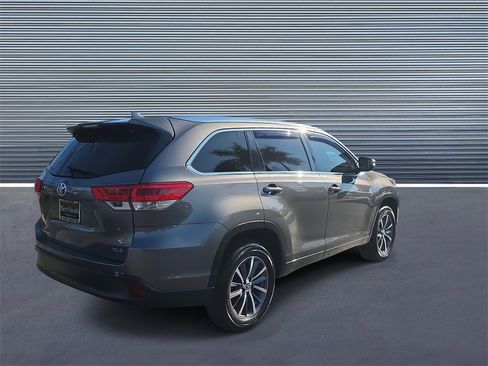 Used 2017 Toyota Highlander XLE image 3