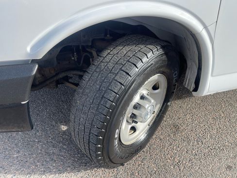 Used 2015 Chevrolet Express 2500 image 32