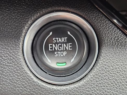 Used 2025 Buick Enclave Preferred AWD/4WD image 16