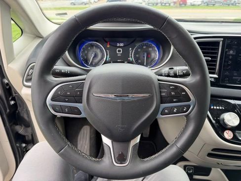 Used 2023 Chrysler Pacifica Touring-L FWD image 19